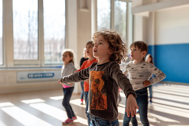 Kinder haben Spaß bei Darstellendem Spiel.
